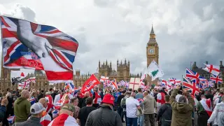 Сблъсъци и арести срещу имиграцията във Великобритания Видео