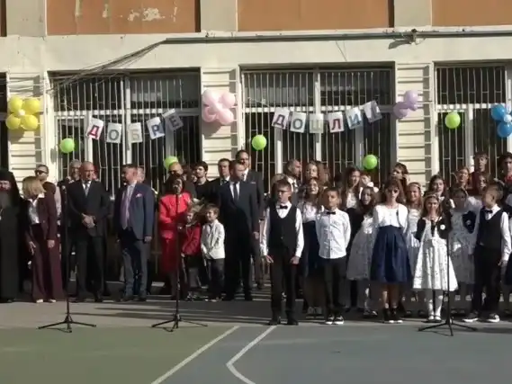Президентът Радев: Учениците поемат по светлия път на знанието