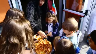 Звънецът бие! Над 700 000 ученици започват новата учебна година
