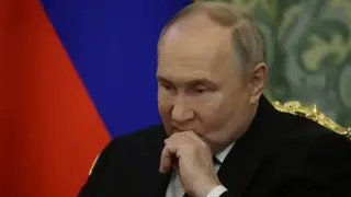 Мрежата се подиграва на Путин: Кремълският лидер допусна гаф на сцена в Москва