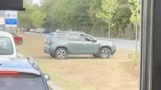 Тарикатлък по софийски: Джипове газят тревата на "Цариградско", за да избягат от задръстване Видео