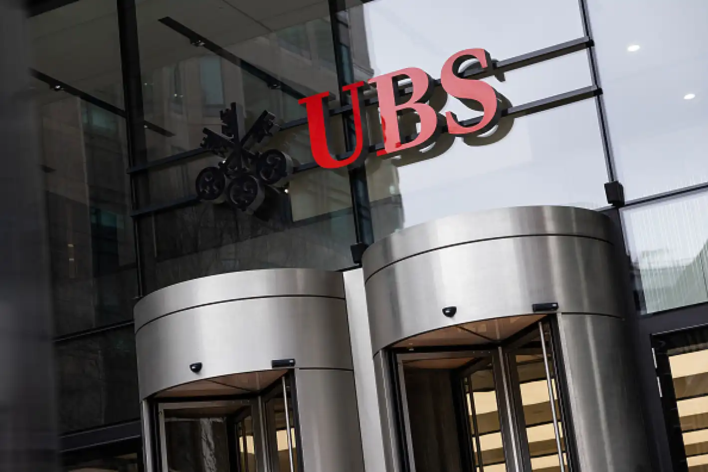 Финансов трус: Най-голямата швейцарска банка UBS заплаши да премести централата си в САЩ