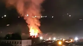 Голям пожар в Пловдив! Пламъци осветиха нощното небе Снимки