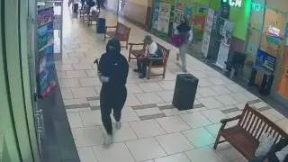 Собственик на бижутериен магазин разпръсна крадците с оръжие Видео