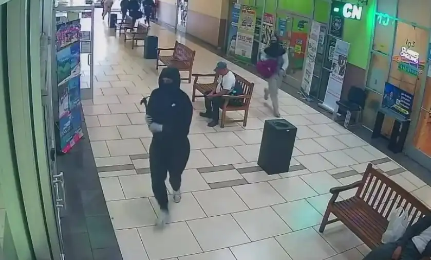 Собственик на бижутериен магазин разпръсна крадците с оръжие Видео
