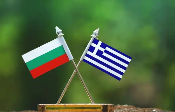 Най-накрая сме като тях: Сложиха ни в един кюп с гърците, но не е за добро