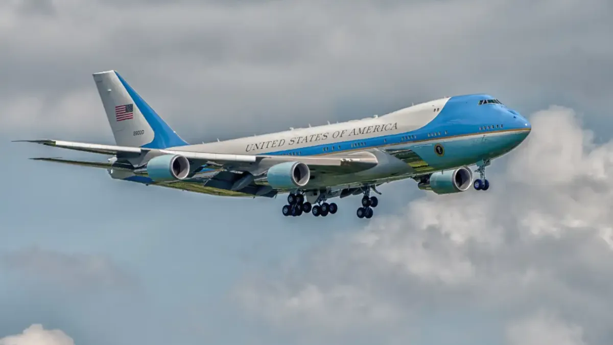 Опасна близост! Самолет се приближи до Air Force с Тръмп на Борда