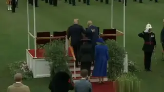 Тръмп е допуснал сериозни нарушения на етикета във Великобритания Видео