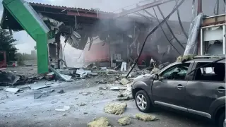 Пожар и пострадали: Руски дрон порази бензиностанция в Полтавска област Снимки