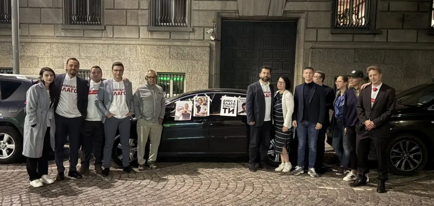 Разсипаха ПП: Шайка безделници, очаквам следващия епизод Прокопиев да се самозаключи гол пред Парламента и да го поливат с кръв от прасета