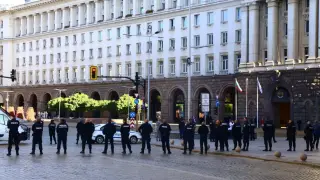 Полицаят, издъхнал на протеста пред НС, се оказа брат на...