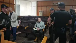 Майката на Митко в инвалидна количка, а Рангел Бизюрев окован в белезници Видео