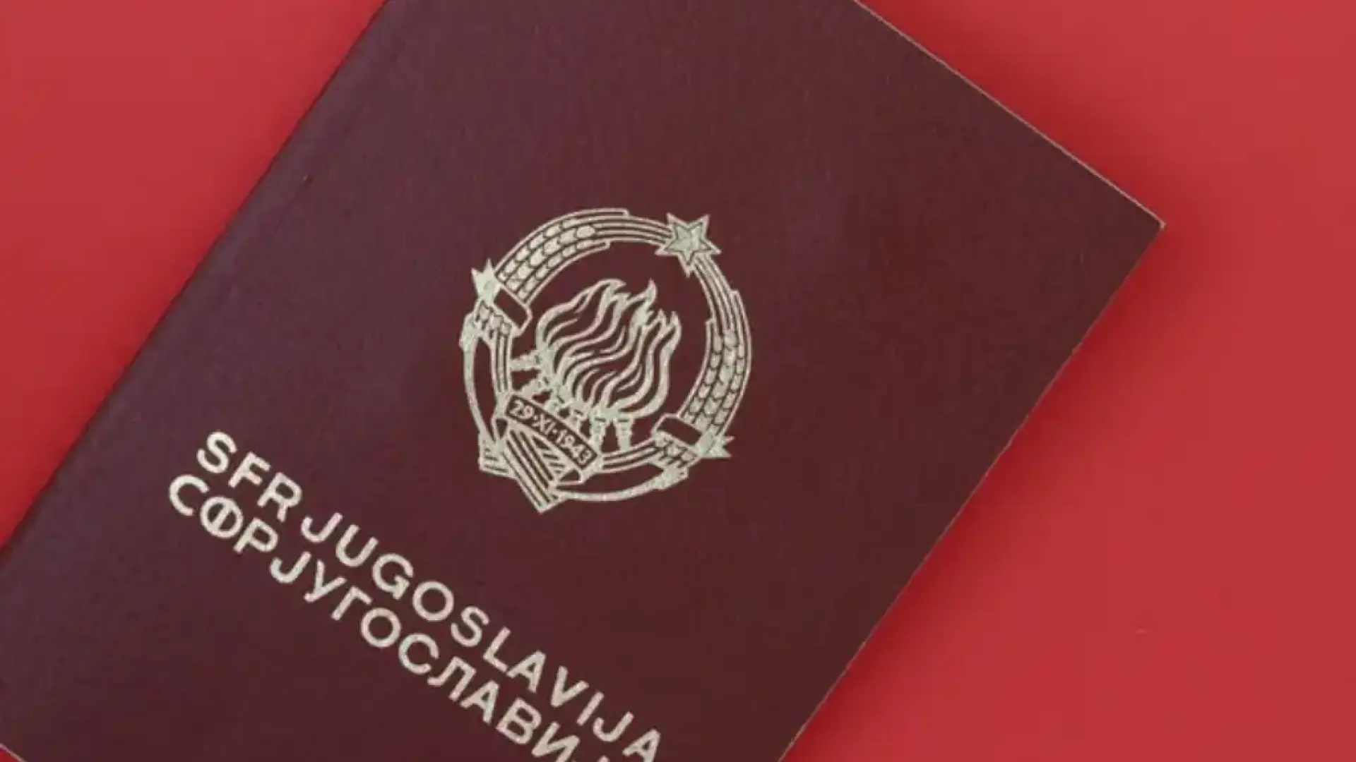 Днес това го няма: 11-те заповеди в югославския паспорт, вижте какво се криеше на задната му страница Снимка