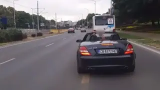 Черен кабриолет наби спирачки пред рейс в София, последва среден пръст