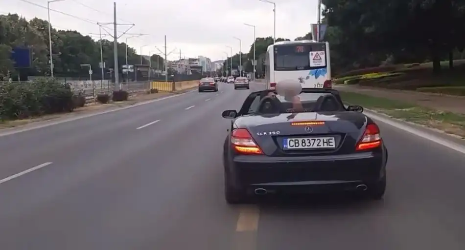 Черен кабриолет наби спирачки пред рейс в София, последва среден пръст