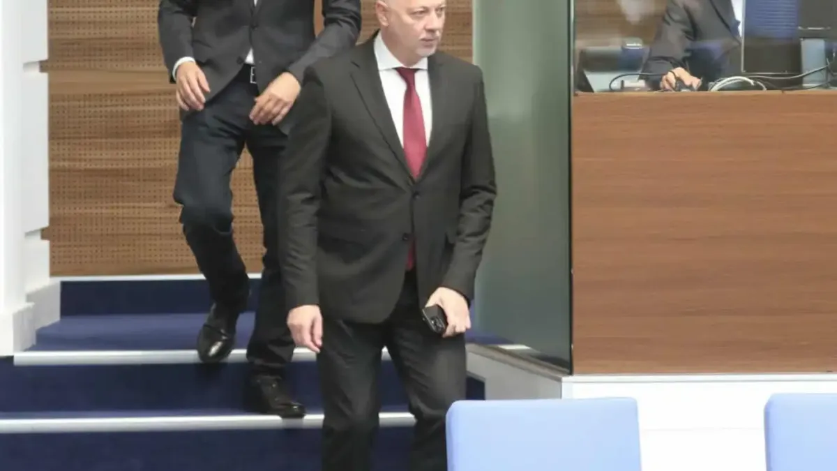 Премиерът със спешни мерки по темата за особения управител на "Лукойл"