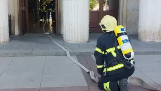 "Терорист" запали пожар в сградата на Община Бургас, евакуираха над 300 души