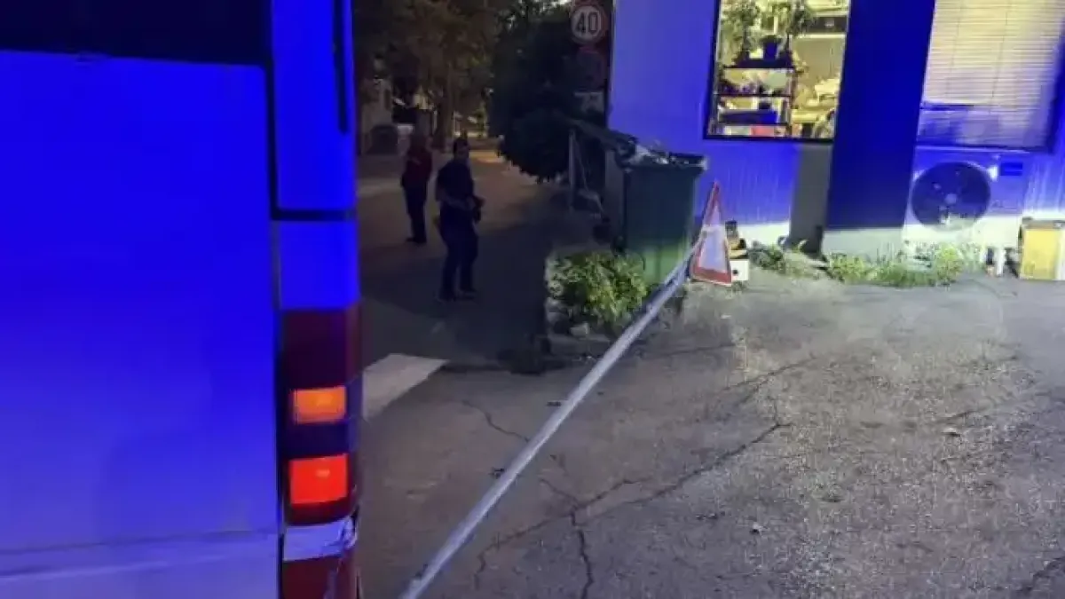 Кошмар в Търново: Автобус отсече пътен знак, той се стовари върху количка с дете Снимки