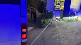 Кошмар в Търново: Автобус отсече пътен знак, той се стовари върху количка с дете Снимки