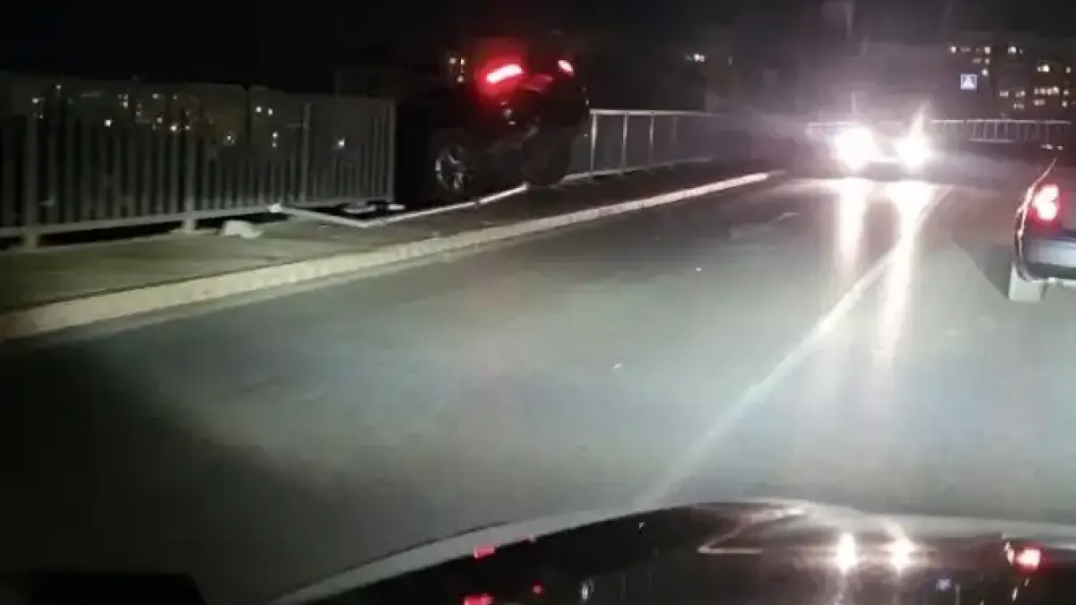 Страховита катастрофа в София - кола виси от мост Видео