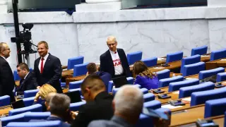 Парламентът се събира извънредно още във вторник, причината