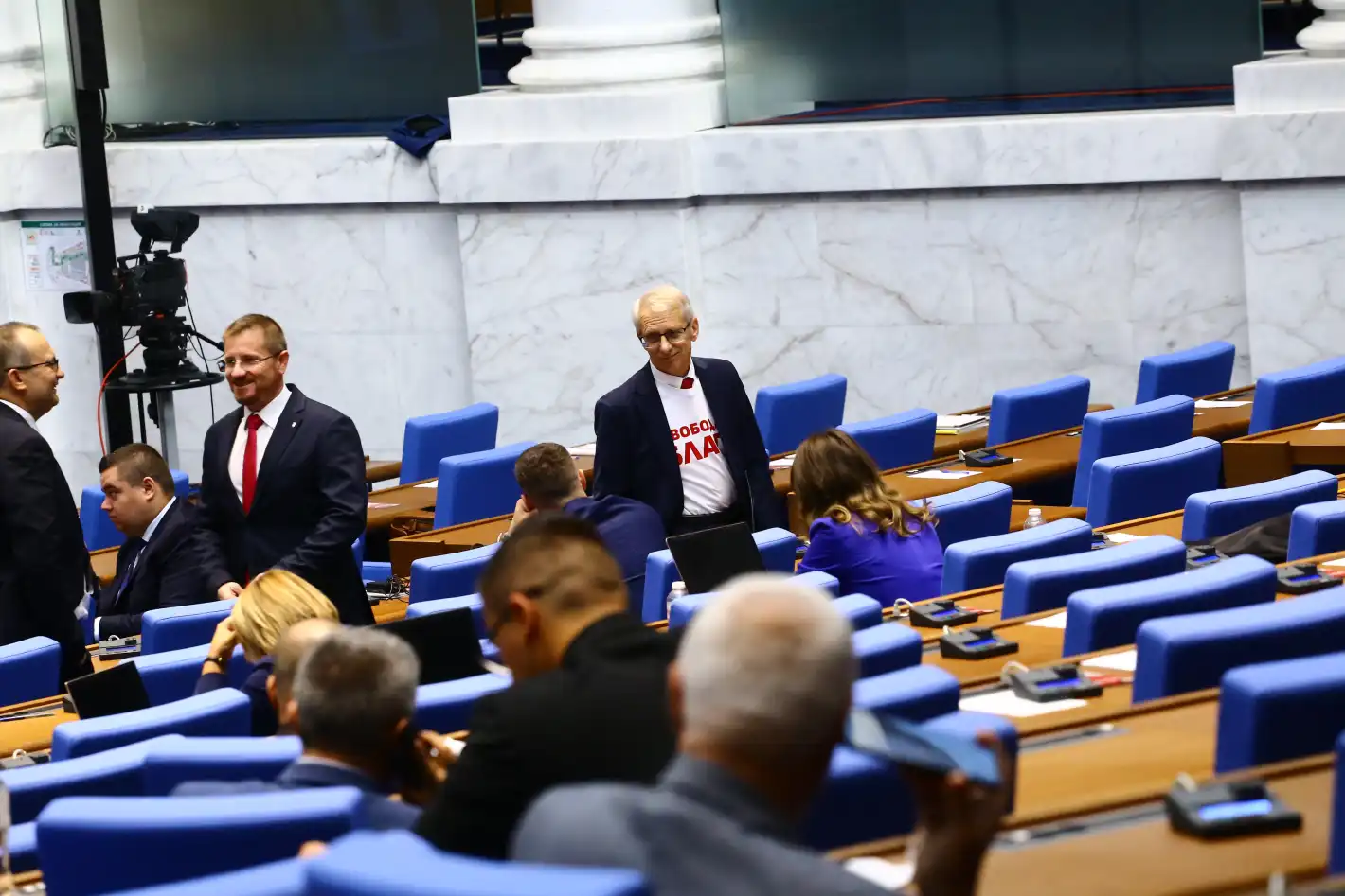 Парламентът се събира извънредно още във вторник, причината