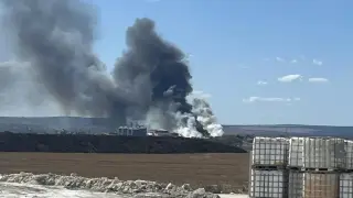 Извънредно от Варненско: Гръмнал електропровод предизвика голям пожар, черен дим се вие над...