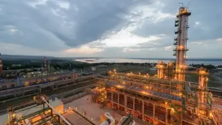 Стратегически важна рафинерия на 600 км от Украйна беше ударена в Русия Видео