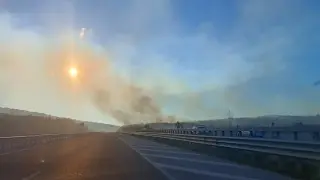Пожар задими участък от магистрала „Хемус“ Снимки