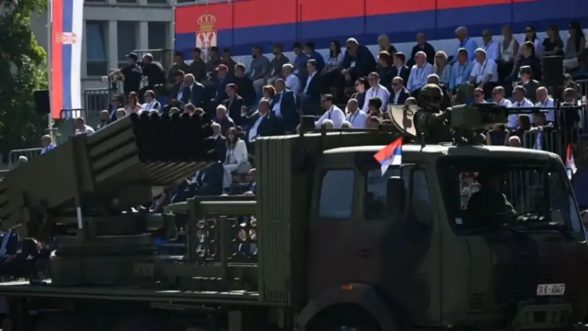 Сърбия пъчи мускули: Показва мощна армия на военния парад Видео