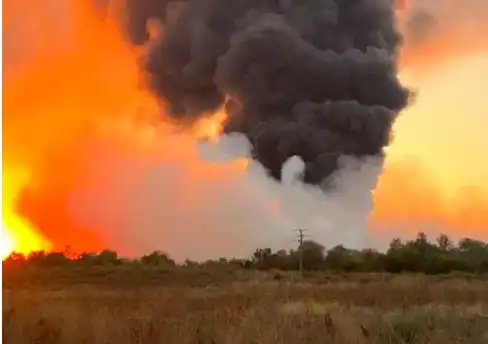 БЛИЦ на мястото на събитието: Вижте какво се случва след огромния пожар в "Плама" Плевен