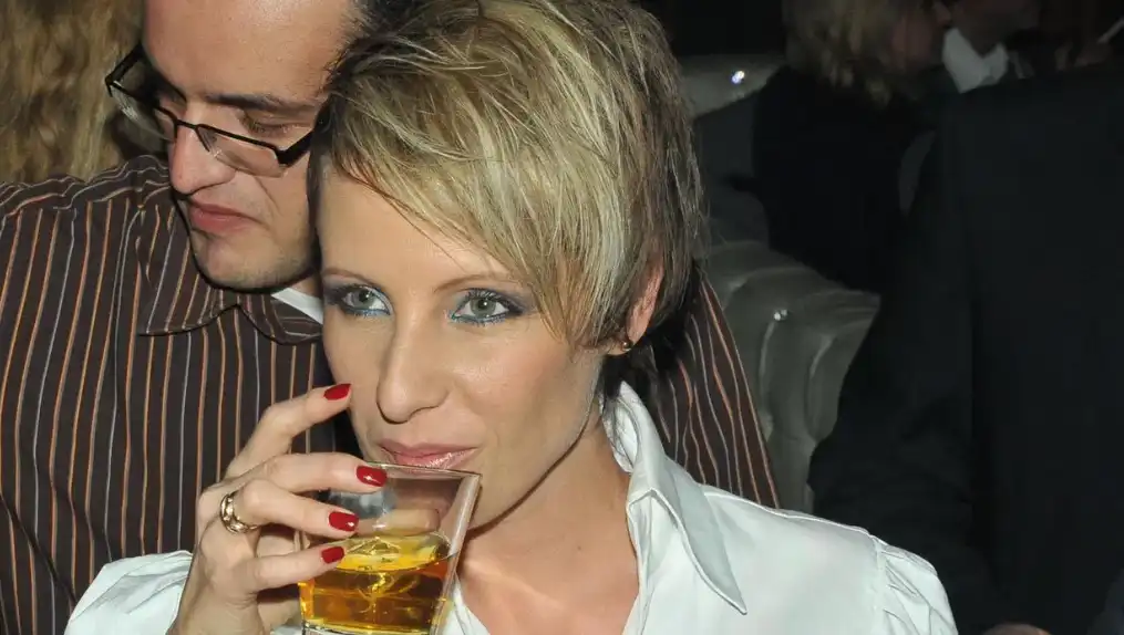 Замесиха Джина Стоева в голяма измама, пратиха я в Истанбул за Нова година
