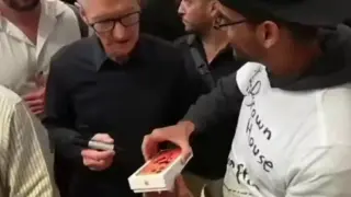 Мъж изпусна нов iPhone пред шефа на Apple Видео
