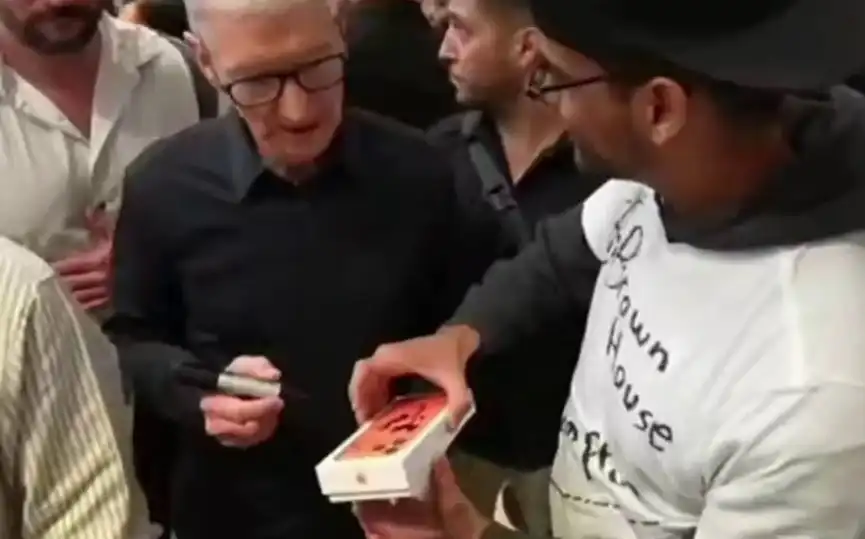 Мъж изпусна нов iPhone пред шефа на Apple Видео