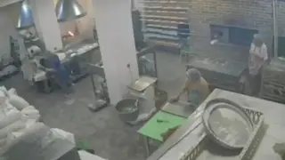 Страх и ужас: Крава нахлу в пекарна Видео