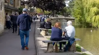 Ад в "малката Венеция": Туристи плюят по нас, страх ни е да излезем