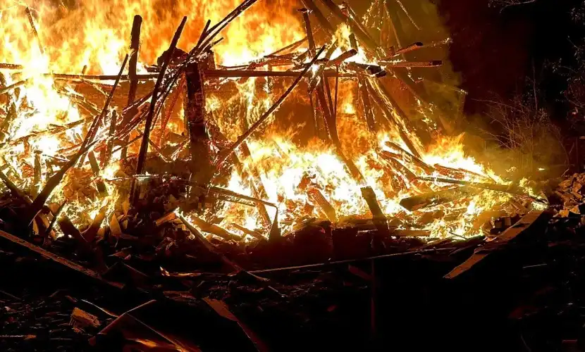 Няма край! Удариха Запорожие с фугасни бомби, разрушени са жилищни сгради Видео