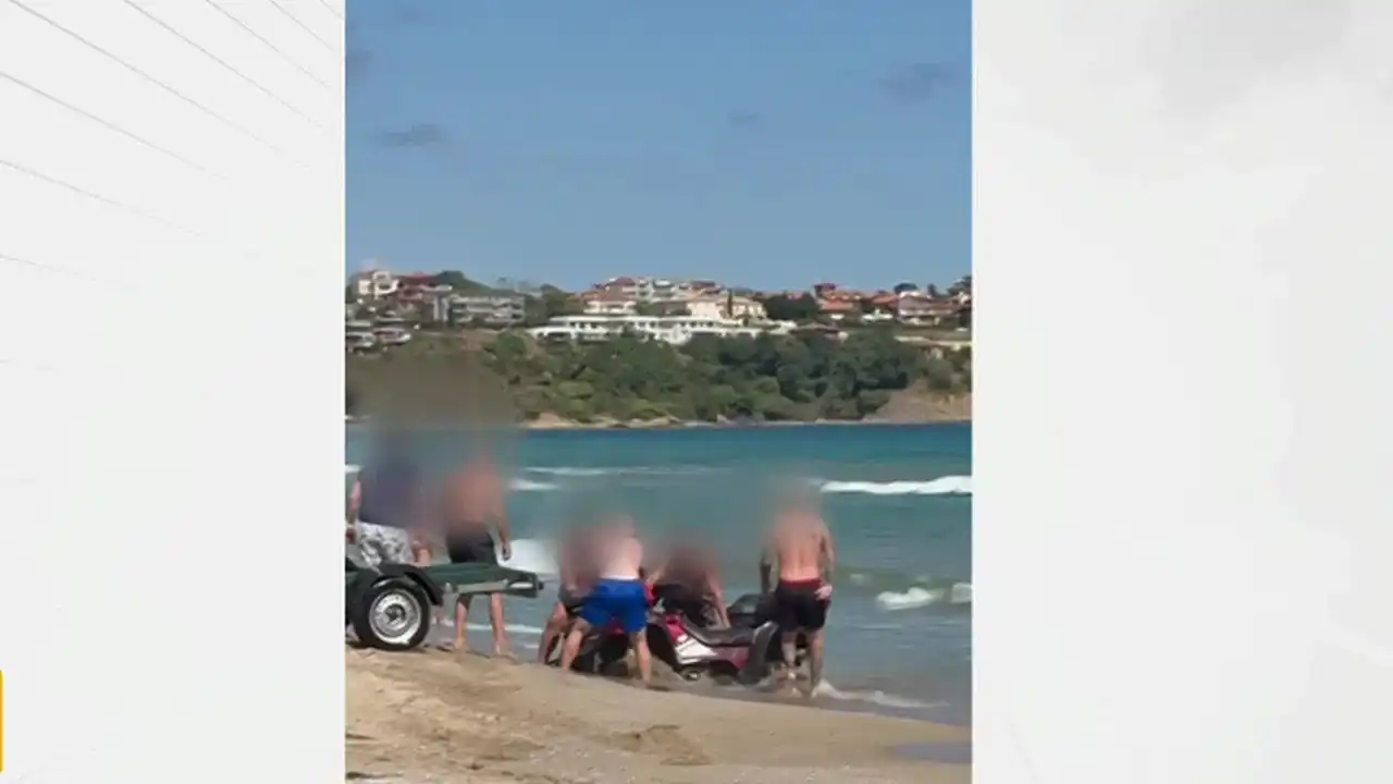 Неочаквана гледка: АТВ заседна на плажа на къмпинг „Смокиня”, причината... Видео