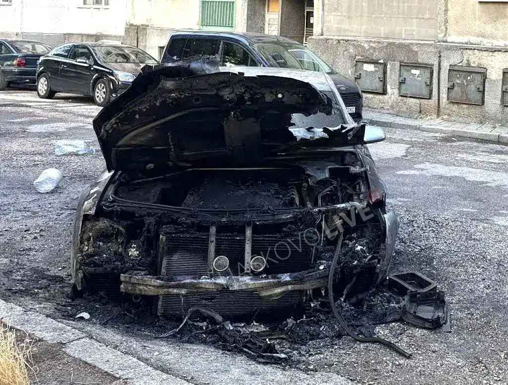 Видео уловило бандитите, опожарили колата на Мечката в Хасково
