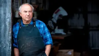 Спял е на земята и е живял с 1 долар на ден: Милиардер раздаде богатството си Снимки