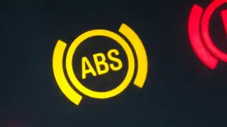 Може ли да продължите да карате, ако светне лампичката на ABS-а