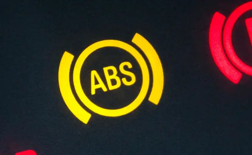 Може ли да продължите да карате, ако светне лампичката на ABS-а
