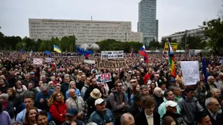 „Фицо - троянски кон на Русия“: Хиляди на протест срещу словашкия премиер Видео