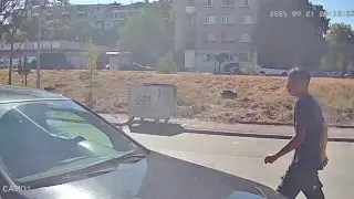 ВИДЕО показа нагледно как крадец отмъква много пари от кола в София