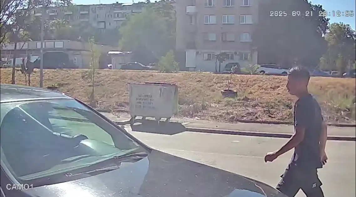 ВИДЕО показа нагледно как крадец отмъква много пари от кола в София