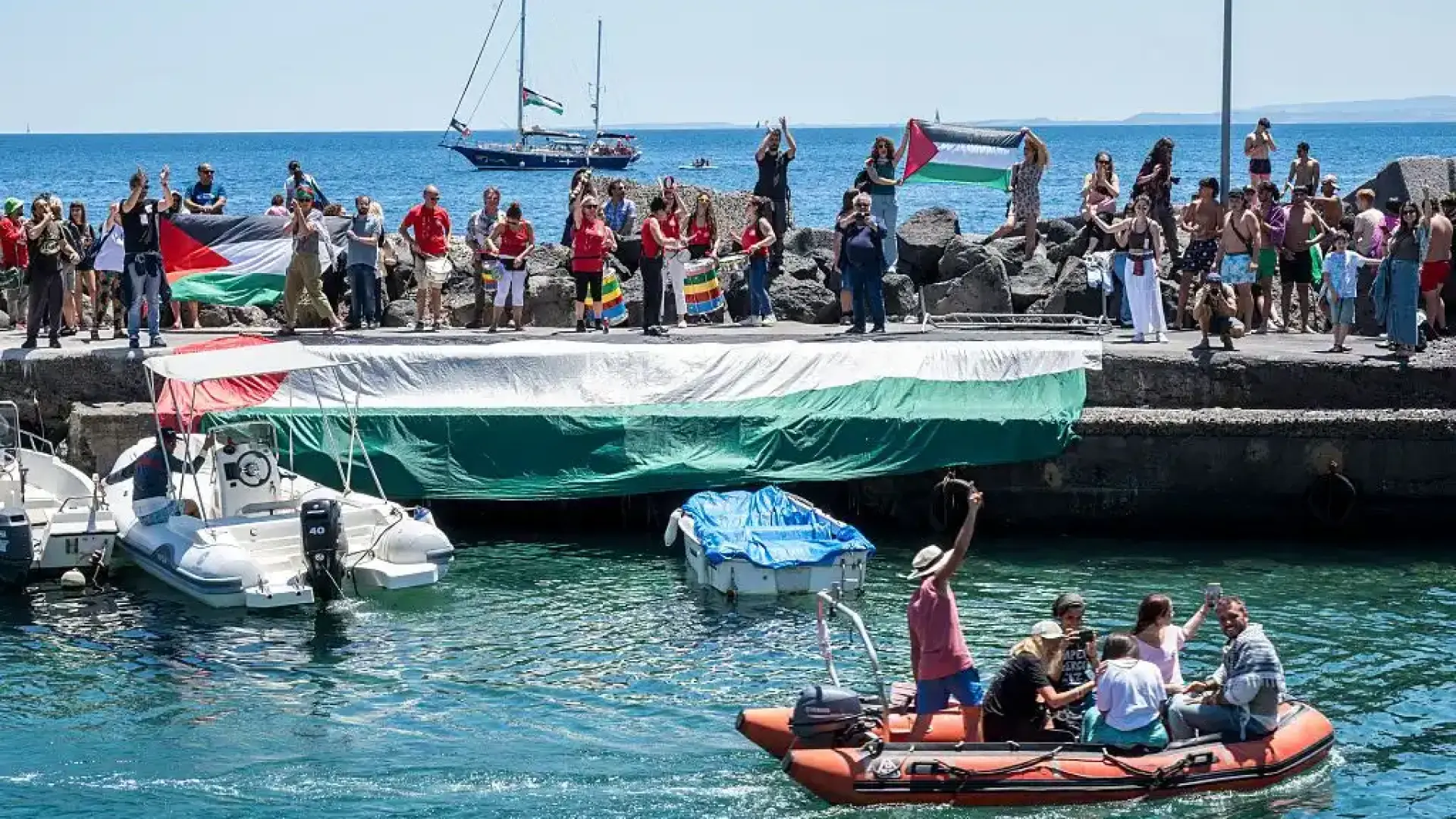 Кораби на Глобалната флотилия Сумуд, пътуващи към Газа, са атакувани с дронове