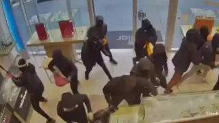 Вижте грандиозен обир на магазин за бижута Видео