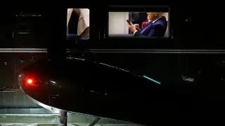 Конфуз: Хванаха Тръмп да размахва пръст на Мелания Видео