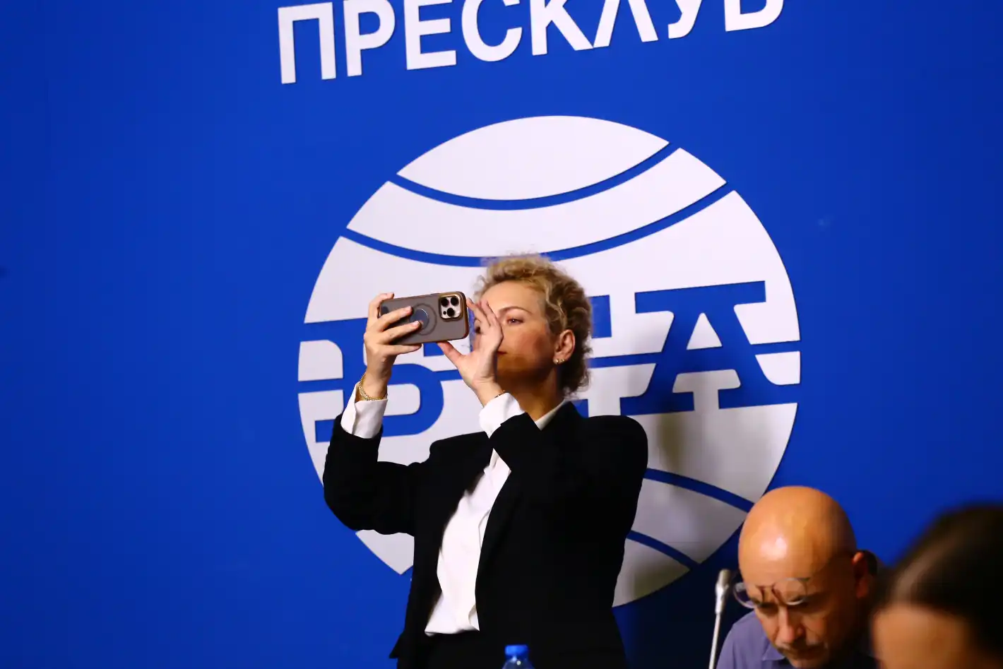 Гръмна нов скандал с "Репортери без граници": Защо журналисти си държат техниката в стаите на политици от ПП-ДБ