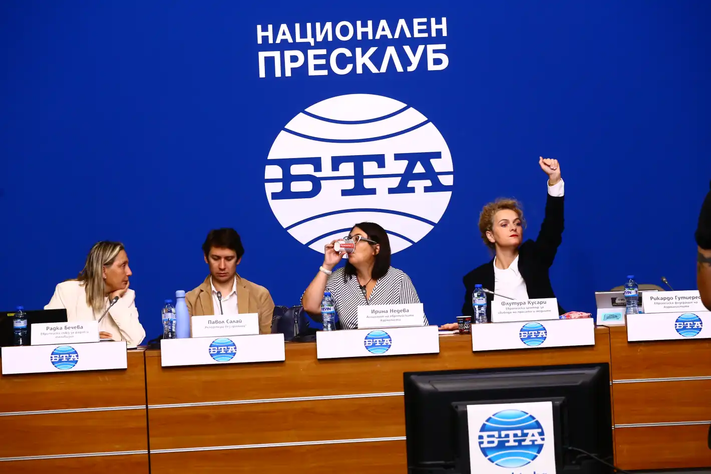 Гръмна нов скандал с "Репортери без граници": Защо журналисти си държат техниката в стаите на политици от ПП-ДБ